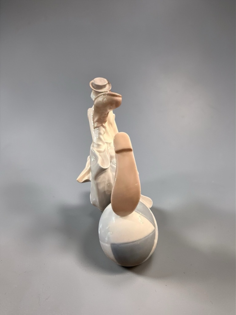 Lladró Porcelain Clown with Ball Figurine #4618 Salvador Furió Spain - Retired - Picture 2 of 8